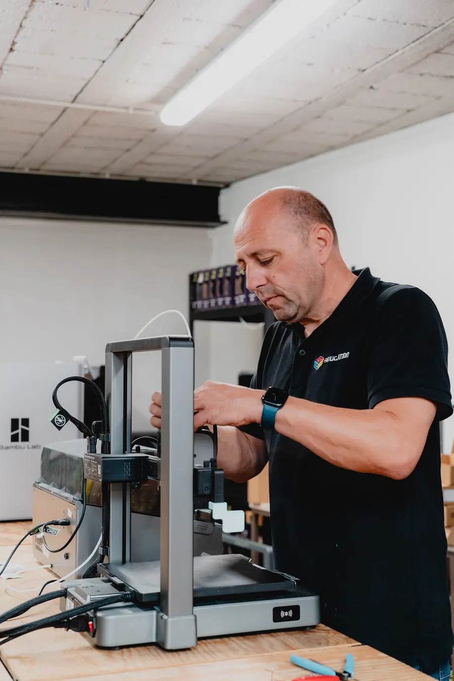 Werken aan een 3D-printer in het atelier van 3DUCATION