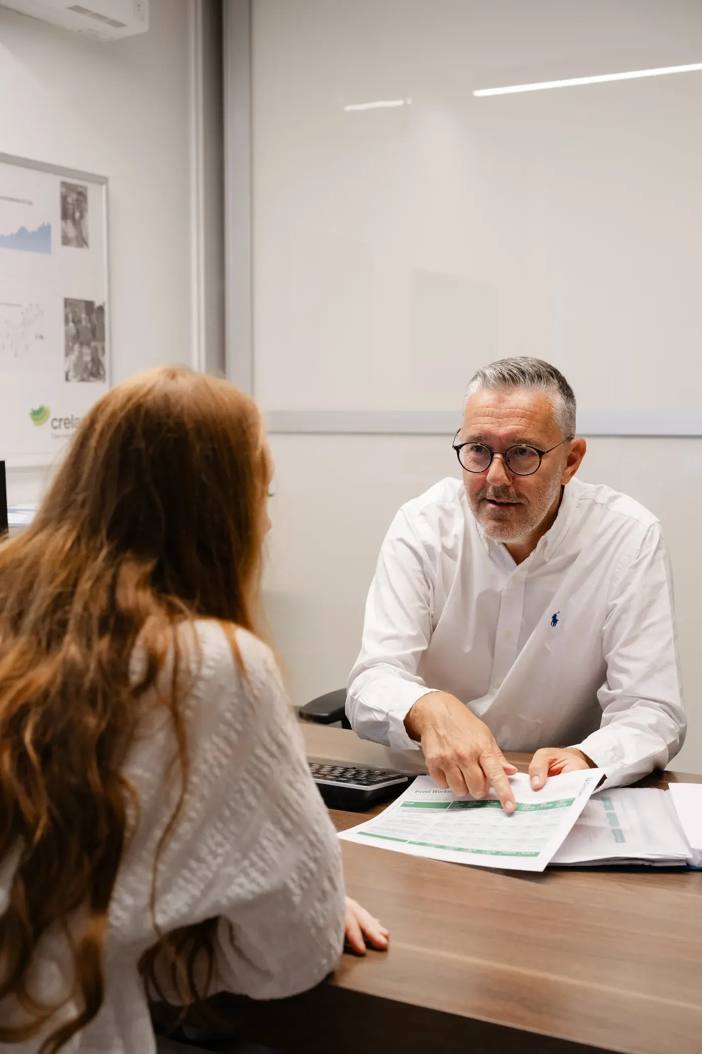 Adviesgesprek aan de balie van het Crelan-kantoor