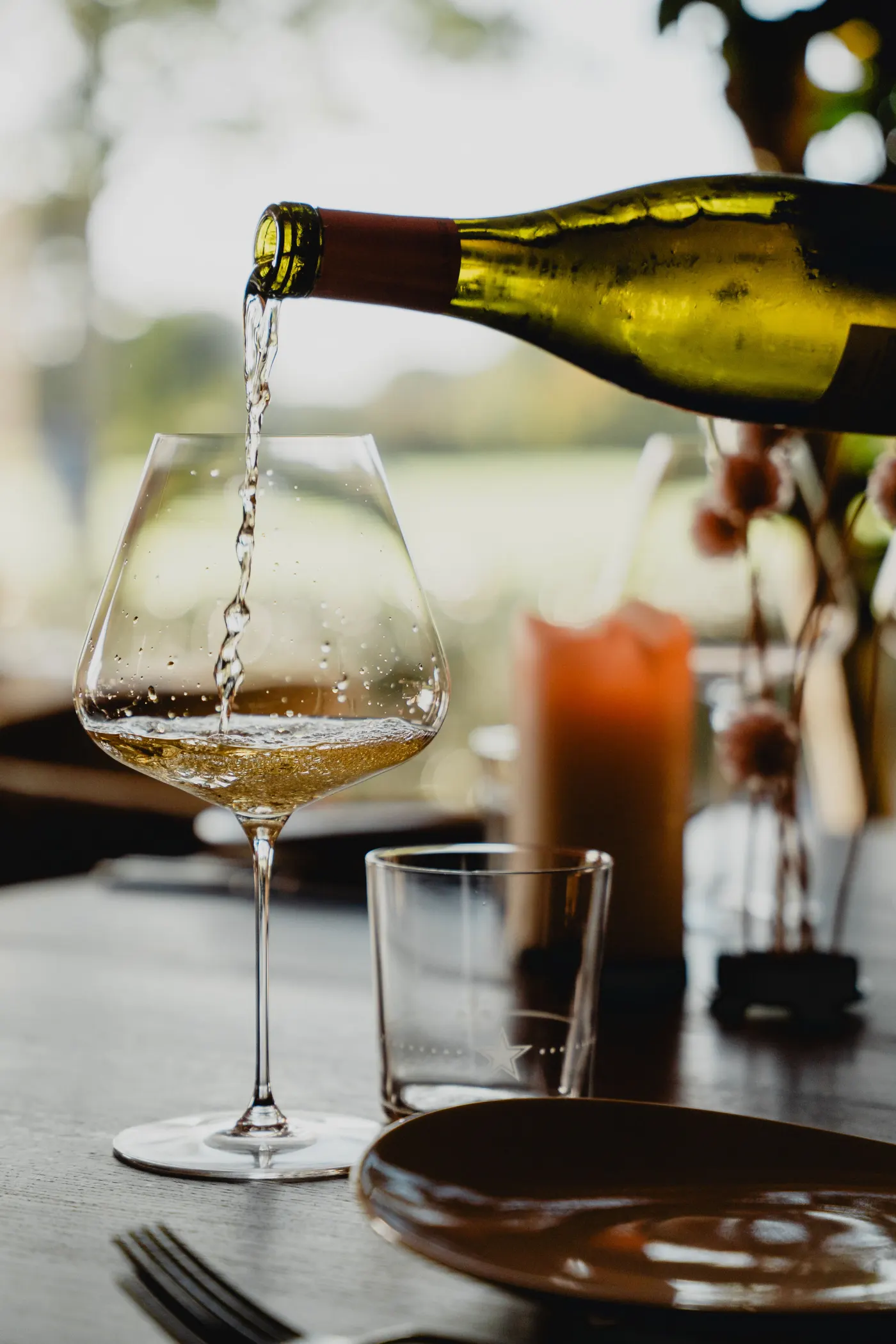 Witte wijn wordt ingeschonken aan tafel bij Brasserie Éclat