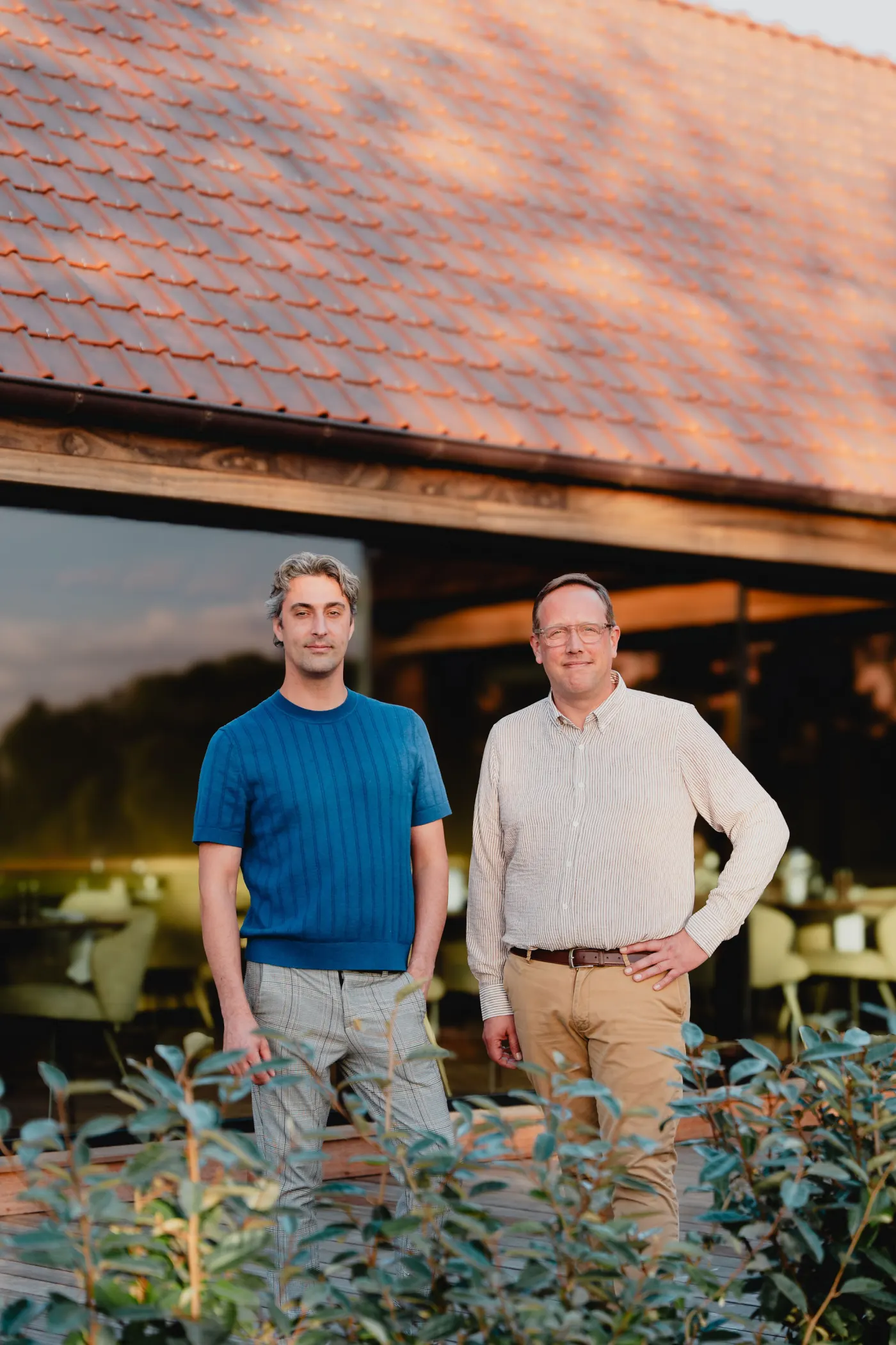 De twee eigenaars van Brasserie Éclat buiten voor de zaak